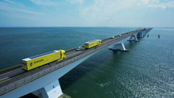 Das europäische Forschungsprojekt Solarmoves untersuchte Potenziale von in Fahrzeugen integrierte Solarmodulen. Im Bild sind Lkw auf einer Brücke zu sehen, die auf ihren Dächern Solarmodule haben