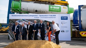 Symbolischer Spatenstich für die Erweiterung des Kombiverkehrsterminals in Ludwigshafen bei BASF (v.l.n.r.): Helmut Winterling, BASF, European Site & Verbund Management, Klaus Blettner, Oberbürgermeister von Ludwigshafen, Markus Kamieth, Vorstandsvorsitzender BASF SE, Steffen Bilger (CDU), Bundesminister für Verkehr, Markus Wolf, (CDU), Staatssekretär für Verkehr und Mobilität von Rheinland-Pfalz, Gudrun Grunenberg, BASF-Projektleiterin und Harald Schlegel, Geschäftsführer Kombi-Terminal 