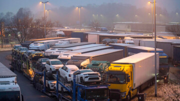 Lkw parken am Lkw-Parkplatz an einer Autobahn-Rassttätte