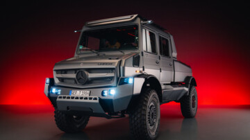 Studioaufnahme des Unimog-Showcars. Das Fahrzeug ist dynamisch ausgeleuchtet und ist in der seitlichen Frontansicht abgebildet