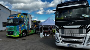Die farbenfroh gestaltete Sattelzugmaschine aus dem Volvo Trucks Malwettbewerb 2025 sowie ein Volvo FH der CM Logistik Gruppe als Kindertaxi