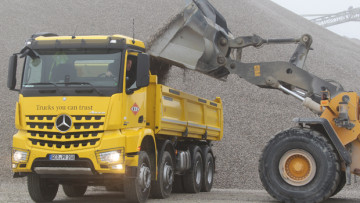 Der Mercedes Arocs 3245 überzeugt nicht nur Offroad