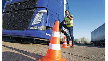 BKF-Qualitfikation: Lkw-Fahrer mit Karte vor Lkw