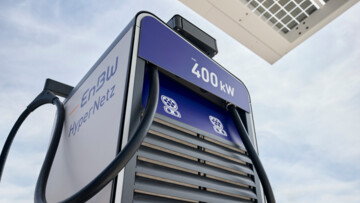 Eine Ladesäule von EnBW aus der Froschperspektive