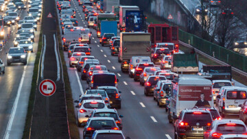 Autos stauen sich bei Wiesbaden auf der Autobahn A66