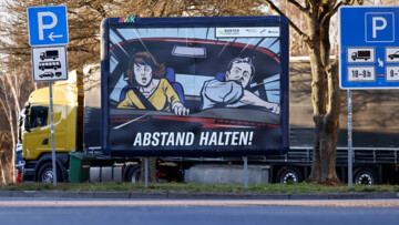 Eine Plakatwand der Verkehrssicherheitskampagne 'Runter vom Gas' warnt Autofahrer an einer Raststätte mit einem Plakat 'Abstand halten!' vor den Gefahren des zu dichten Auffahrens bei hohen Geschwindigkeiten auf der Autobahn