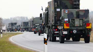 Ein Konvoi zum Transport des Flugabwehrraketensystems Patriot verlässt das Bundeswehr-Gelände der Flugabwehrraktengruppe 26 in Husum.