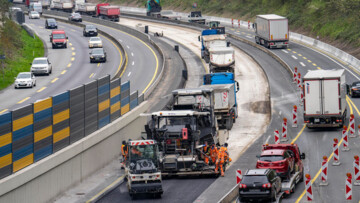 Autobahnbaustelle auf der A52 in Essen Grundsanierung der Autobahn, Autos und Lkw umfahren die Baufahrzeuge und Arbeiter, April 2023.