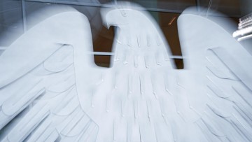 Bundesadler im Plenarsaal des Deutschen Bundestag 