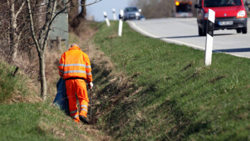 Strassenwaerter der Strassenmeisterei Husum machen Fruehjahrsputz neben einer Bundesstrasse| 