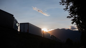 Lkw stehen im Stau, in den Bergen