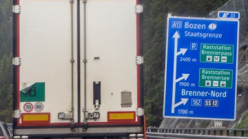 Lkw fährt am Brennerschild vorbei