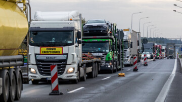 Lkw stauen sich an der Autobahn A15, an der Grenze zwischen Polen und Deutschland