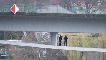 Mitarbeiter des Landesamt für Straßenbau und Verkehr sind bei einer Bauwerksdiagnostik unterhalb der gesperrten Elbbrücke in Bad Schandau mit Seilen gesichert