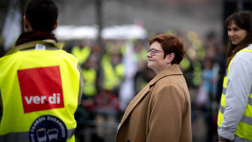 Christine Behle, stellvertretende Vorsitzende von verdi auf einer Demonstrantion und Mitglieder der Gewerkschaft Verdi 
