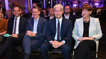 Steffen Bilger (2.v.r, CDU), Bundesverkehrsminister, Hildegard Müller, Präsidentin Verband der Automobilindustrie VDA, Alexander Vlaskamp, Vorstandsvorsitzender MAN Truck & Bus SE, und Olaf Lies (SPD), Ministerpräsident Niedersachsen, sitzen bei der Eröffnung der Internationalen Automobil-Ausstellung IAA Transportation in der Messe Hannover.