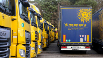 Lkw des ungarischen Logistikers Waberer's auf einem Parkplatz