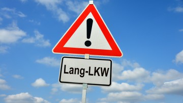 Lang-Lkw Schild vor blauem Himmel