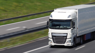 Lkw fährt auf Autobahn