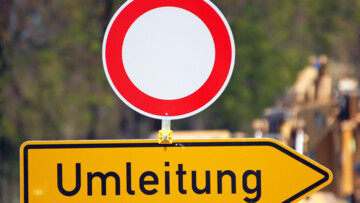 Umleitungsschild verbietet Durchfahrt