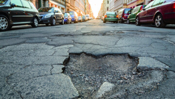 Schlagloch mitten auf einer Straße