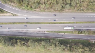 Befahrene Straße mit Lkw