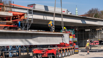 Erster Teil der Montage der neuen, 120 Meter langen Autobahnbrücke der A516, über die Teutoburger Straße in Oberhausen-Sterkrade, 2 Großkräne heben die 24, bis zu 121 Tonnen schweren und bis zu 40 Metern langen Brückenteile ein, die dann mit einem weltweit einzigartigem Verfahren durch Spannglieder verbunden werden
