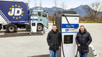 Eröffnung des neuen Schnelladeparks am Inntaler Autohof in Raubling, die beiden Geschäftsführer Markus Oelsner (links) und Georg Dettendorfer (rechts) 