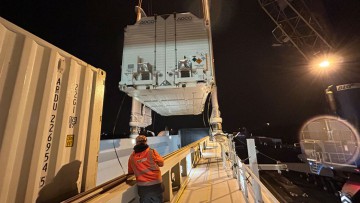 Raketenteile werden auf ein Schiff verladen