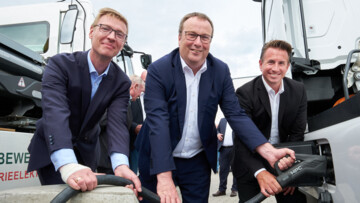 André Wessels, Geschäftsführer Wessels Logistik (li), NRW-Umwelt- und Verkehrsminister Oliver Krischer, Christian Mildenberger, Geschäftsführer