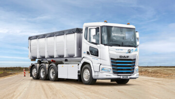 Seitenansicht eines DAF XF Electric 8x4 mit Abrollaufbau