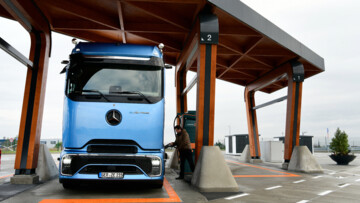 eActros lädt im MIlence Ladepark