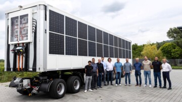 Der im Förderprojekt entwickelte evTrailer2 wurde am Ende der Projektlaufzeit in einem gemeinsamen Abschlusstreffen beim Unternehmen CuroCon im Konsortium präsentiert. Auf dem Bild zu sehen ist der Trailer mit Solarpaneelen auf den Seitenflächen und daneben die verantwortlichen Personen der im Projekt beteiligten Unternehmen