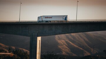 Hellmann Lkw auf Brücke