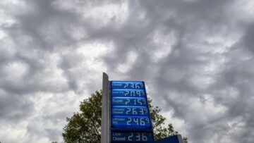 Hohe Kraftstoffpreise vor bewölktem, düsteren Himmel