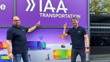 VR-Chefredakteur Gerhard Grünig und Test und Technik-Ressortleiter Jan Burgdorf auf der IAA Transportation 2026 vor dem IAA-Schild