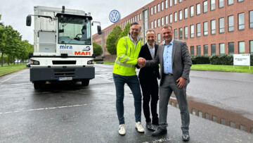 VW-Werkleiter Ingo Spengler (von links), Logistikleiter Uwe Schmitz und Baunatals Bürgermeister Henry Richter.
