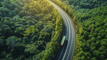Grüner Truck in grüner Landschaft