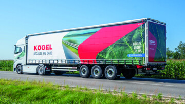 Der e-optimierte Kögel Light Plus rollt, von der batterieelektrischen Sattelzugmaschine von Iveco über eine sommerliche Landstraße