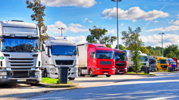 Lkw-Parkplatz-Not; bunte Lkw stehen auf einem Lkw-Rastplatz
