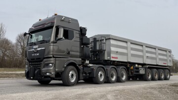 Die neue MAN-Schwerlastzugmaschine auf der MAN-Teststrecke. Die vierachsige Sattelzugmaschine hat einen ebenfalls vierachsigen Auflieger aufgesattelt 