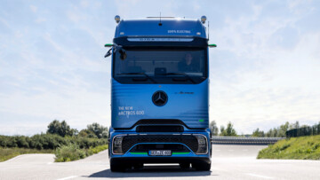 Frontansicht eines blau lackierten Mercedes-Benz eActros 600