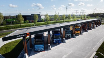 Partnerfahrzeuge von Daimler Truck, TRATON GROUP und Volvo Group an einem Milence-Ladepark für Elektro-Lkw in Zwolle (Niederlande).