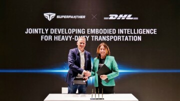 Gemeinsame Richtung intelligente und automatisierte Transportlösungen: Dr. Michael Ruf und Dr. Antje Huber nach der Unterzeichnung der Absichtserklärung zwischen SuperPanther und DHL Group auf der IAA Transportation 2026.