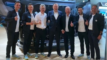 Bestellung von 500 Volvo FH Aero Gas powered bei der IAA Transportation 2026. v.l.n.r. Henrik Mooi Director Key Account, Kai Göpfert Director Service Market & Retail Development, Roger Alm President Volvo Trucks, René Reinert Gründer Reinert Logistics, Martin Lundstedt CEO Volvo Group, Manuel Mengelkoch Director Sales Operations, Michael Neugebauer Key Account Manager