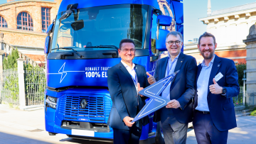 Bild von Udo Mänicke, Bürgermeister Freyburg, Christof Queisser, Geschäftsführer Rotkäppchen-Mumm Sektkellereien, Frederic Ruesche, Geschäftsführer Renault Trucks Deutschland vor dem Renault E-Trucks