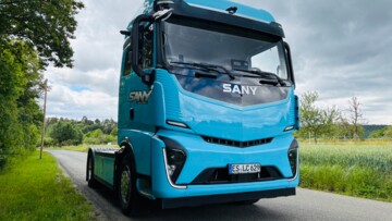 Ansicht der Sany-Sattelzugmaschine von links seitlich. Die Solo-Sattelzugmaschine ist blau lackiert