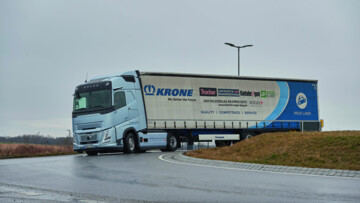 Volvo FH Aero I-Save bei Regen auf der Teststrecke der VerkehrsRundschau im Supertest