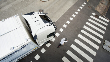 Verbesserte Notbremssysteme von Volvo Trucks/ Lkw von oben plus Radfahrer