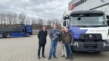 Fahrzeugübergabe in Aschheim: v.l.n.r.: Filip Zecevic, Sales Manager Renault Trucks; Ralf Krön, Koordinator Technik und rechtskonforme Logistik Paulaner; Jakub Krolikowski, Manager EaaS; Günter Kubach, Sales Representative Renault Trucks